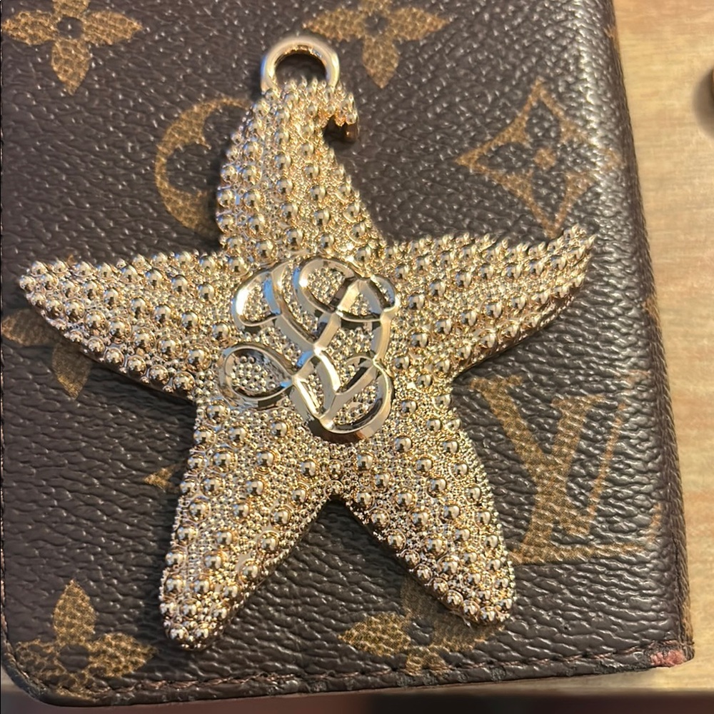 Louis Vuitton star fish pendant - Picture 2 of 7